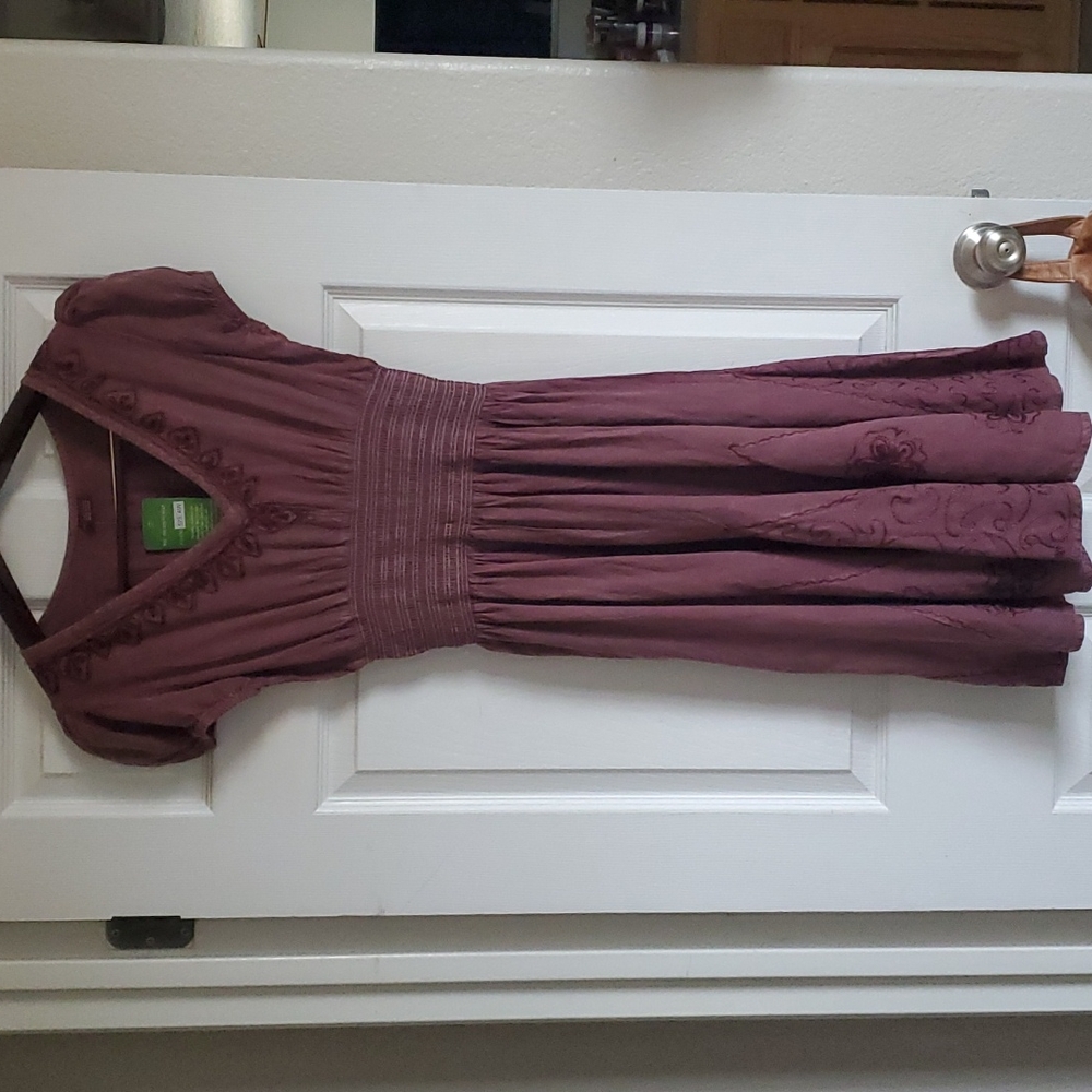 A super cute summer dress. Rusty maroon w/ waist gathering. Too cute 😍